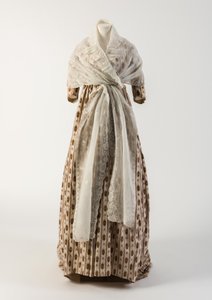 Vestido de algodón estampado rojo y verde, 1790s